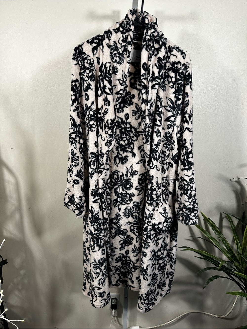 H72. Nicole Miller Black & Cream Plush Floral Robe